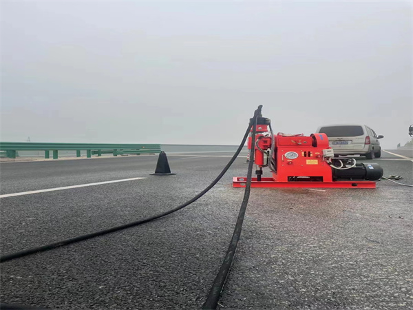 峨蔓镇马路路基路面开裂下沉注浆加固灌浆